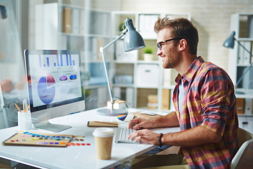 笑顔で仕事をする男性