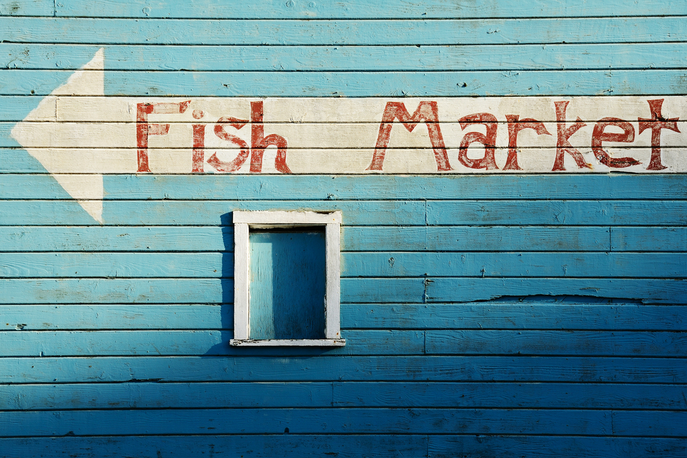 壁にFish Marketのロゴ