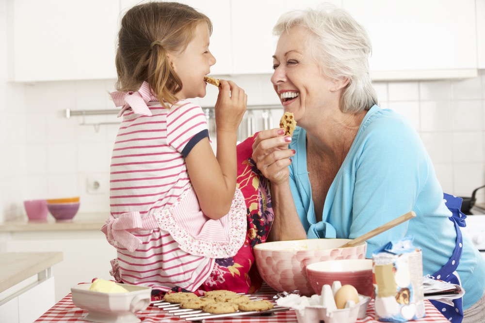 楽しそうにお菓子作りをするおばあちゃんと孫