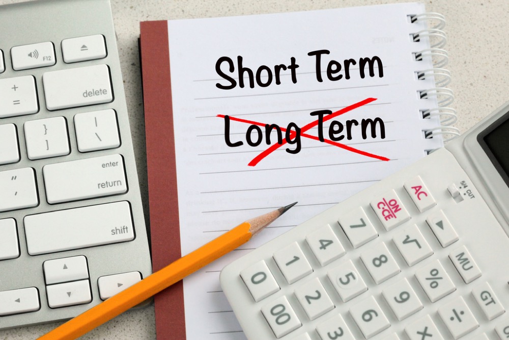「Long Term」という文字に赤で斜線をして「Short Term」と書き直したメモ