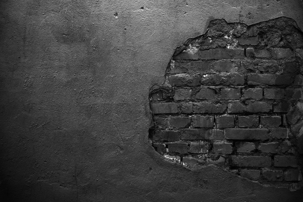 ボロボロの壁の白黒写真