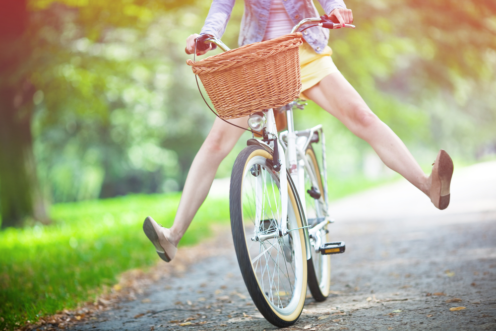 自転車に乗って楽しそうに走る女性