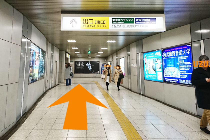 京王新線/都営新宿線「初台駅」の東口出口に向かう地下道