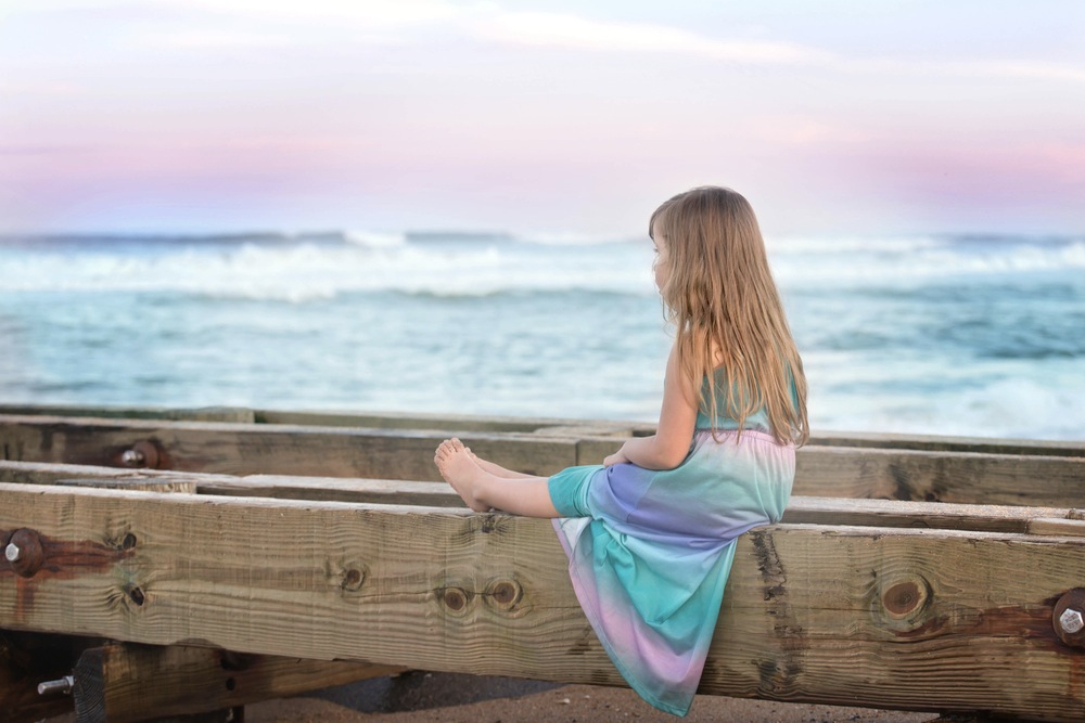 ぼんやりと海を眺める少女