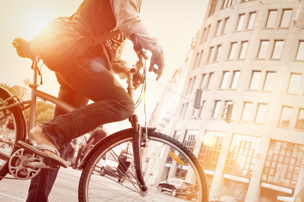 自転車で街を走る男性