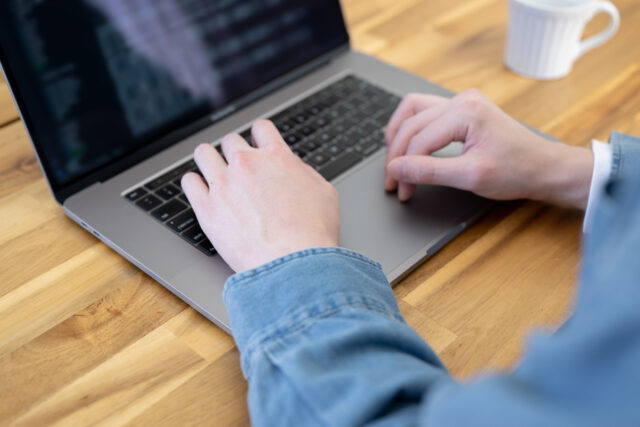 内定者の声 PCの前にいる男性